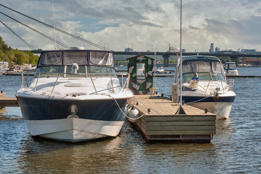 现代河流游艇停靠在有城市背景的户外近距离图片