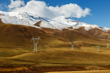 吉尔斯坦的高压输电线山图片