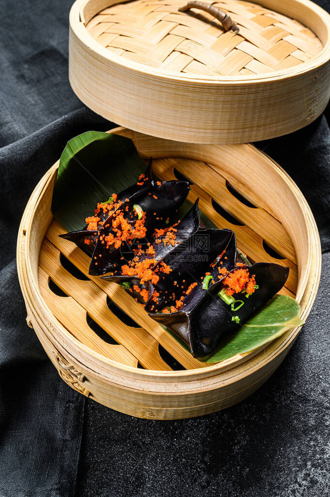 竹蒸汽机中的黑薯片加料理亚洲菜黑色背图片