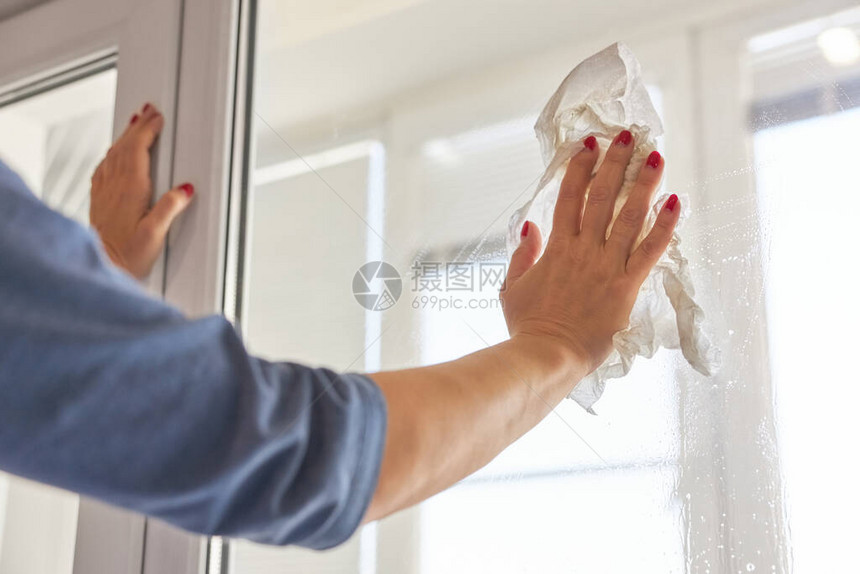 女人用纸巾洗玻璃图片