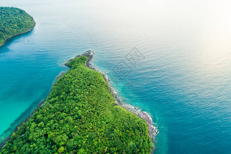 绿松石海水岛上绿色热带图片