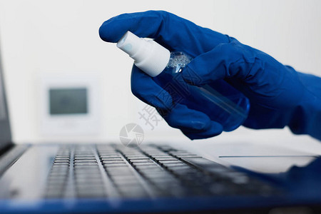 使用防菌抗消毒剂喷雾式笔记本电脑进行洗手图片