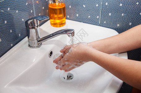 青春期女孩在洗手间用肥皂洗手冠状图片