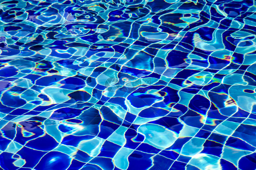 游泳池中的蓝色透明水有阳图片