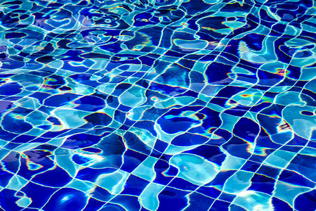 游泳池中的蓝色透明水有阳图片