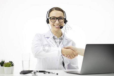 带耳机的智能医生在计算机上为患者提供在线咨询图片