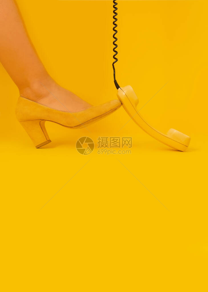 穿黄色鞋的女人的腿在黄色的背景和古老图片