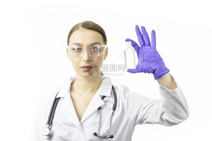 身穿白色医用外套和听诊器的漂亮女医生手持消毒酒精凝胶分配器图片