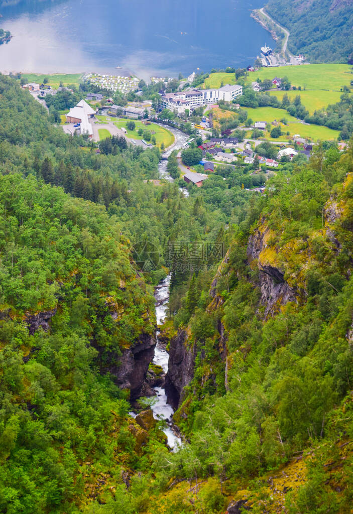 Geiranger小村庄的地貌位于Geirangerfjord尽头图片