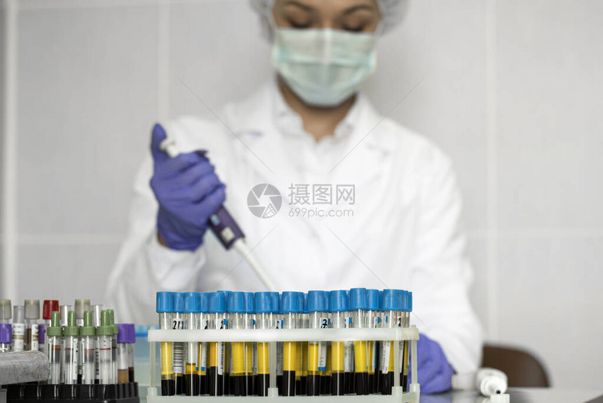 美丽的浓缩实验室技术员助理在研究诊所实验室处理血液样本图片