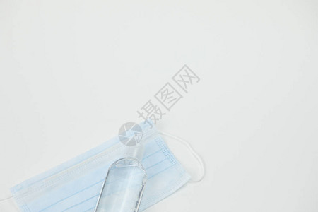 在白色背景预防抗菌卫生横幅背景下分离的一瓶洗手液抗菌液体凝胶和面罩图片