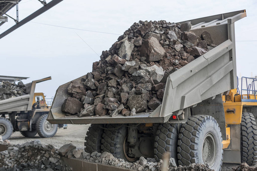 采矿业重型倾卸式卡车将花岗岩卸图片