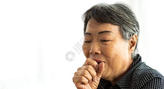 生病的老年亚洲老年妇女摸着脖子感觉不舒服图片