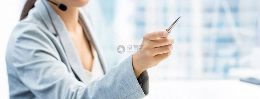 妇女在办公室工作时用手指着妇女电话推销工作人员主管的图片