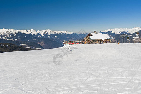 雪覆盖的高山滑雪胜地全景图片