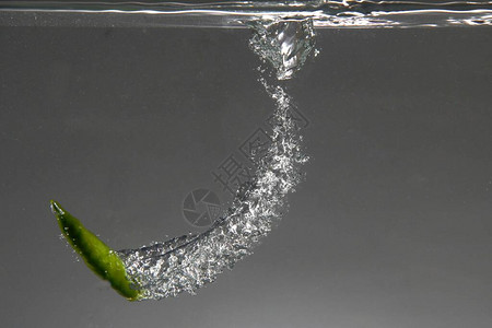 绿辣椒掉进水里的照片图片