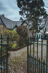 通往Golspie传统石屋花园的大门是苏格兰高地萨瑟兰的一个村庄图片