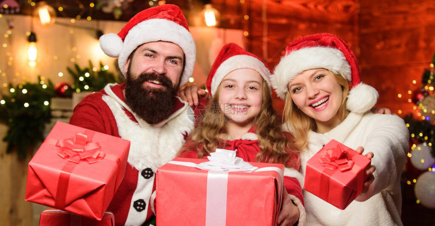 为你帽子的小孩和父母圣诞节快乐父亲和母亲爱女儿幸福的家庭庆祝很多圣诞图片