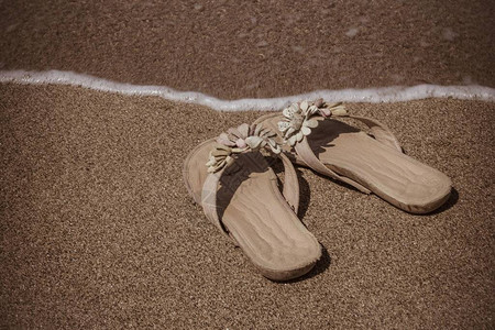 在沙滩上女人的凉鞋阳光夏日休息假图片