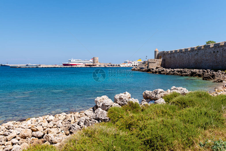 罗得岛海湾和曼德拉基亚港的景色希腊图片