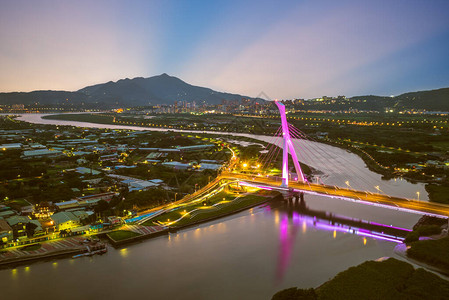 观音送子晚上的台北社子岛和观音山背景