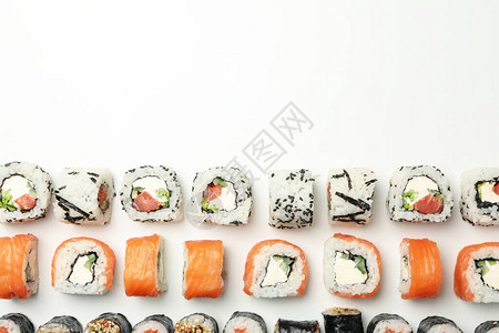 白种背景的寿司卷和日本图片