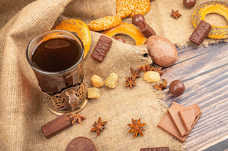 复古杯架中的一杯多面茶巧克力饼干和巧克力姜饼图片