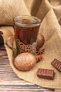 古董杯的茶杯巧克力和巧克力姜饼在粗糙家庭风扇布的背景上图片