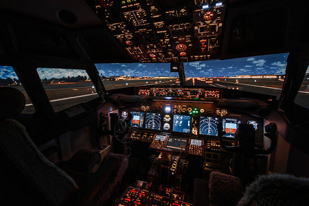起飞前驾驶舱现代波音飞机的戏剧全景飞机准备起飞夜景在客舱内拍图片