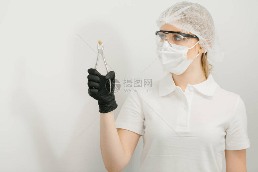 戴黑色手套在牙科诊所用黑手套提图片