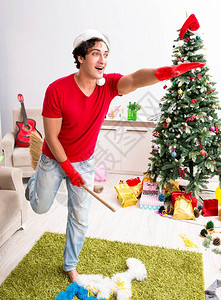 圣诞节派对后打扫公寓的那个人图片