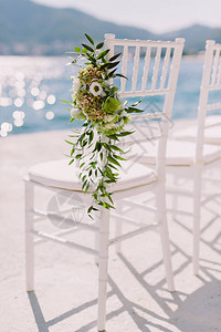 白色婚礼椅子户外场地婚礼图片