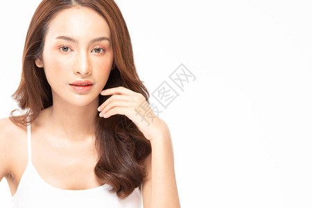 美丽的亚洲女肖像脸与自然皮肤和皮肤护理健康的头发和皮肤特写图片