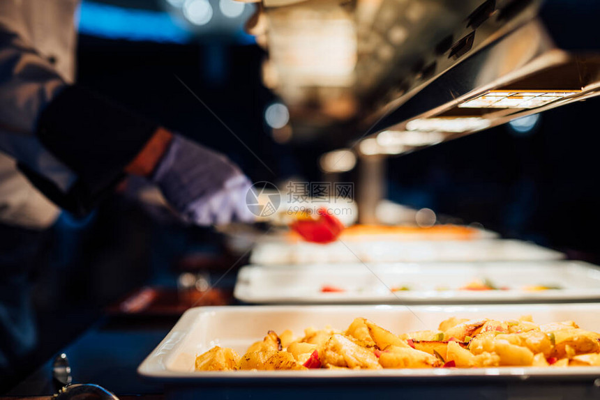 为特殊场合的节日庆典晚宴提供各种健康菜肴地中海均衡饮食烤土豆和蔬菜配健康婚礼晚餐图片