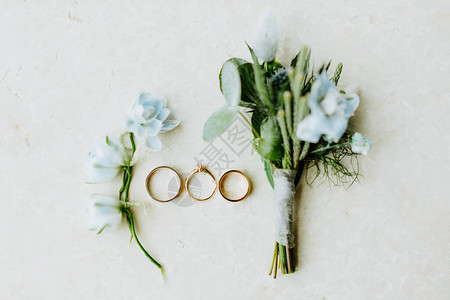 结婚戒指和鲜花都放平了图片