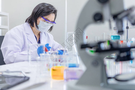 女科学家研究员忙于在实验室工作图片