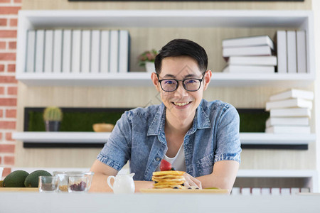 一个英俊的亚洲男人的特写肖像照片图片