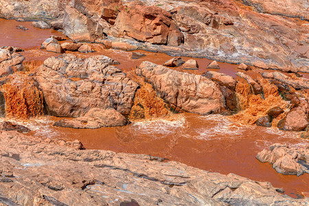 Betsiboka河在大雨快速红黄水流马达加斯图片