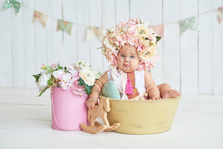 戴着鲜花帽子的可爱搞笑宝贝图片
