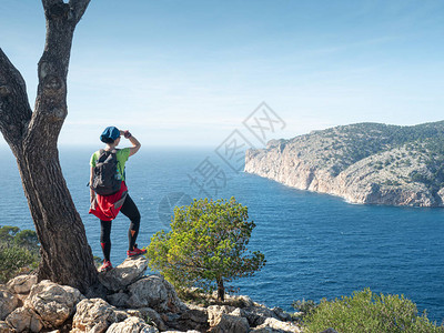 马洛卡州EsCampdeMar镇海湾的女童旅行者图片