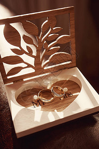 结婚戒指就躺在木制土盒子里图片