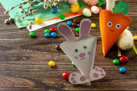 胡萝卜和复活节兔子形式的包装纸手工制作的儿童创意手工艺品儿图片