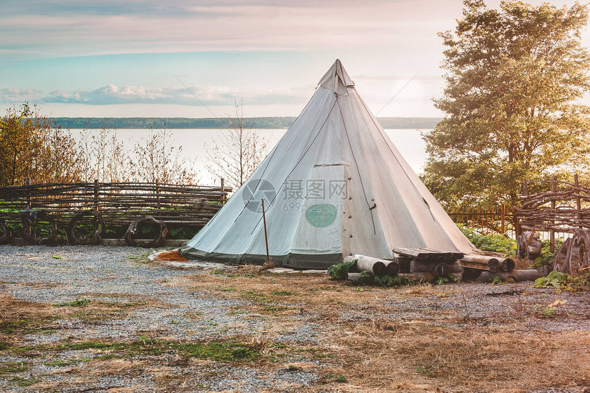 日落时湖上的帐篷图片