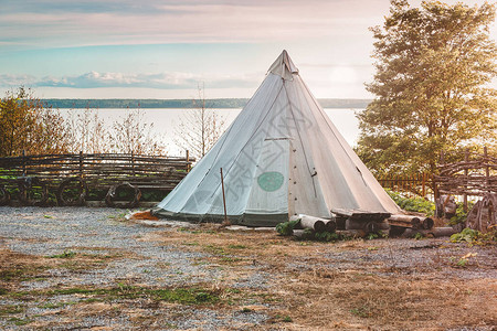 日落时湖上的帐篷背景图片