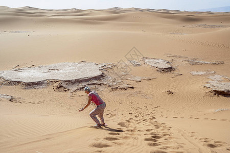 撒哈拉沙漠下沙丘上的妇女沙子登临图片