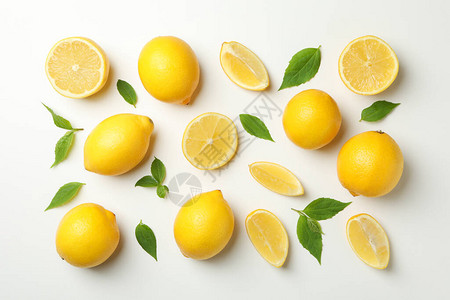 平躺在白色背景上的柠檬新鲜水果图片