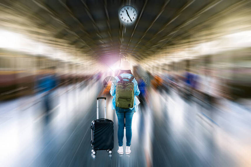 火车平台上年轻背包旅游者使用wifi互联网在线智能电话搜索旅行指南信息图片