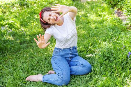 快乐的女孩在户外微笑图片