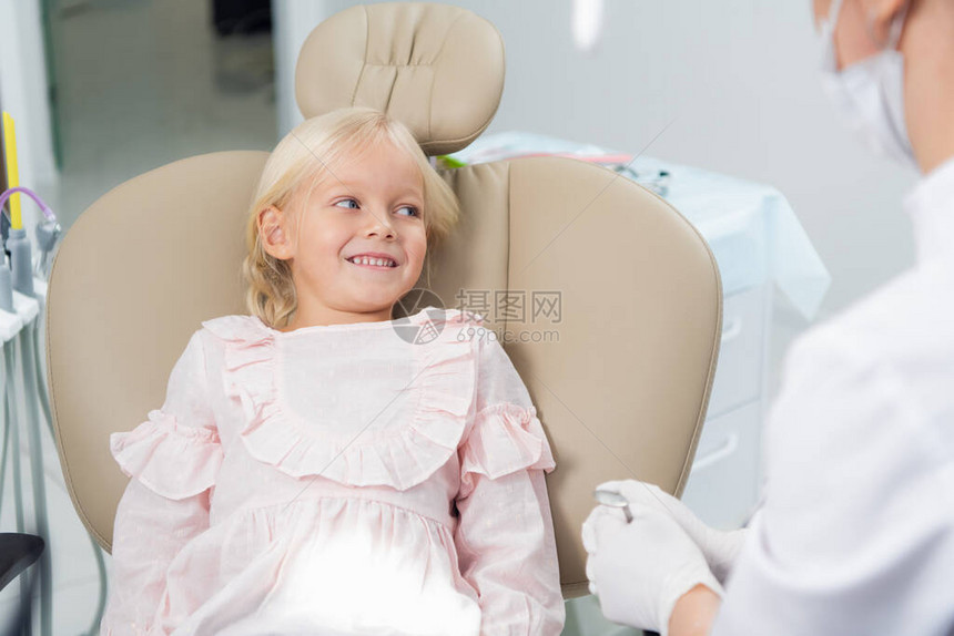 一位小女孩的牙齿被医生检查过她的图片