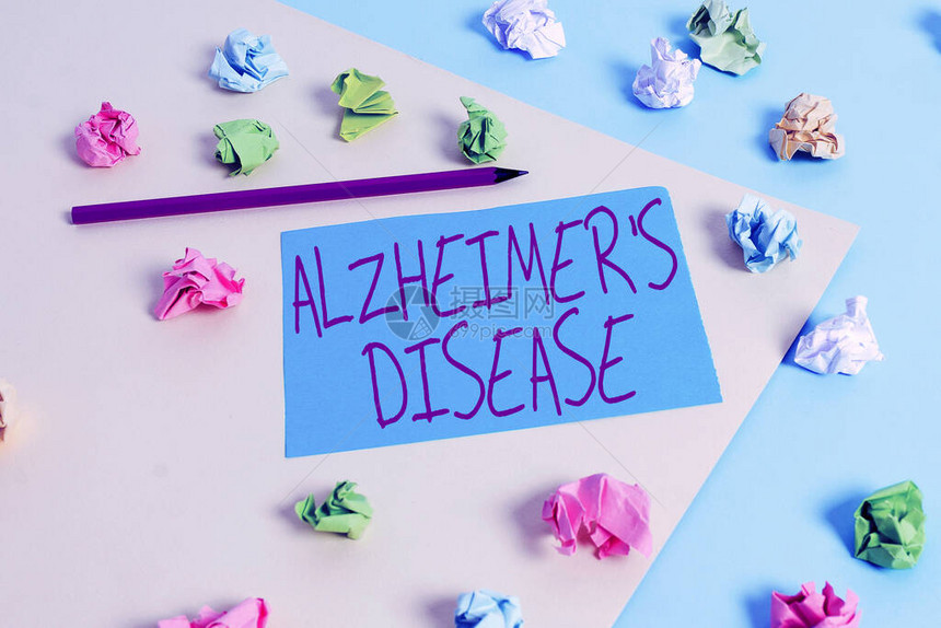 显示阿尔茨海默病的书写笔记是疾病老年晚期精神衰退的商业概念彩色皱纸空图片